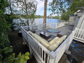Lakeside Rudd Lake, 3 bed property with hot tub and stunning views